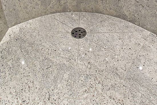 Die runde Bauform der Dusche ist schick und platzsparend. Der niveaugleiche Boden der Dusche erlaubt eine leichtere Pflege und bessere Begehbarkeit der Anlage.
