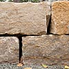 Mauer – Gespaltener Bruchstein aus gemischtem Muschelkalk, Größe 15 bis 25 cm – hoch und tief. Längen 20 bis 50 cm.
