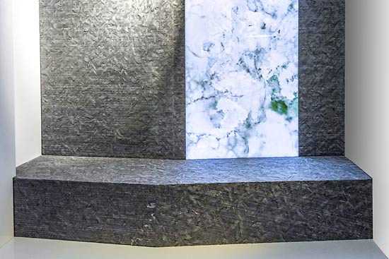 Badezimmer / WC – Matrix mit einer 3-dimensionalen Oberfläche kombiniert mit von der Rückseite beleuchtetem transluzentem Onyx.