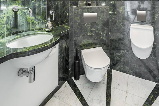 Naturstein-Waschtisch, Urinal und WC - Lösungen auf kleinstem Raum.