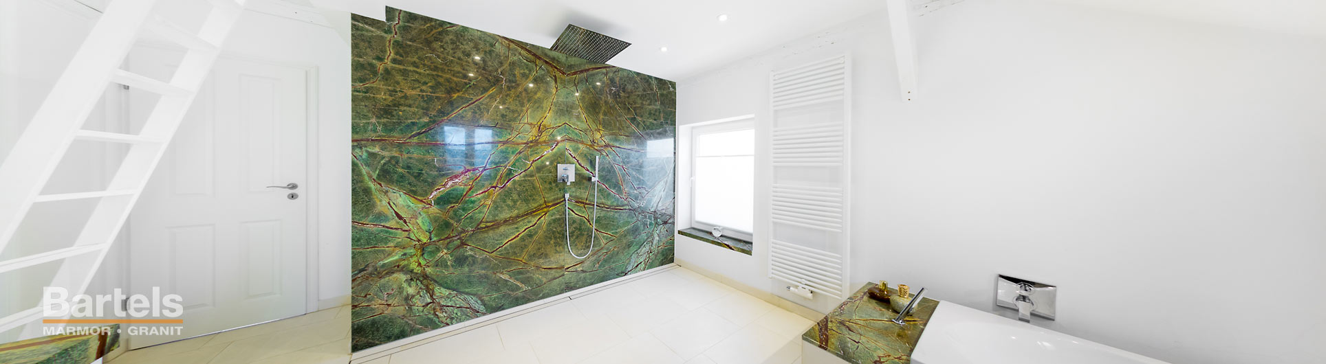 Neubau eines Badezimmers mit ebenerdiger Dusche in Pinneberg aus Naturstein Rain Forest Green.