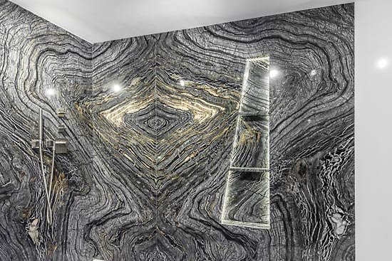 Spiegelbildlich zugeschnittener Marmor als Wandbelag für eine Dusche in Hamburg.