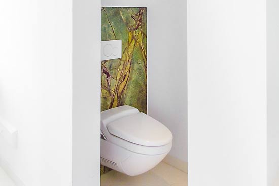 WC mit Sanblock-Verkleidung aus Rain Forest Green.