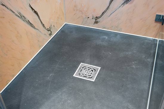 Der Duschboden aus Granit wurde ohne Fugen aus einem Stück gefertigt.