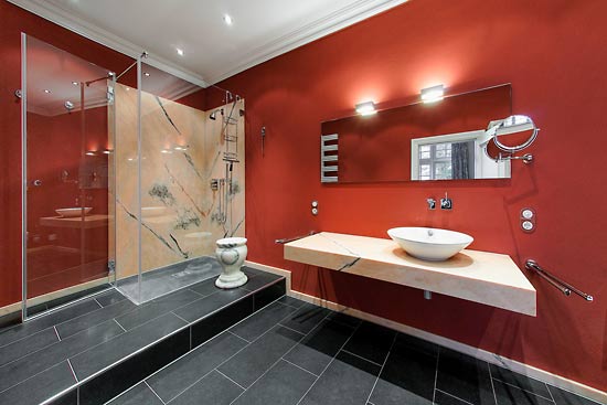 Badezimmer mit zartem Marmor auf hartem Granit. Perfektes Zusammenspiel der Farben und Materialien.