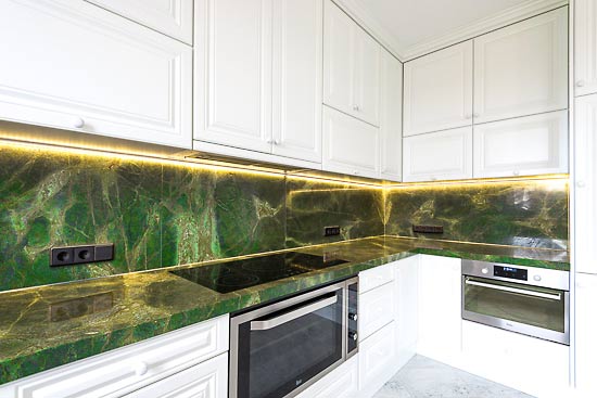 Küchenarbeitsplatte Verde Karsai, optisch auf 5 cm Stärke verblendet Induktionsfeld flächenbündig eingearbeitet.