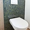 Badezimmer / WC – Verde Dorato als Sanblockverkleidung mit Jura gemischtfarbigen Boden.