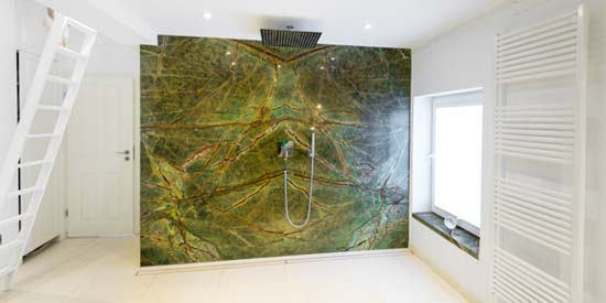 Ebenerdiges Badezimmer mit Duschwand aus Naturstein