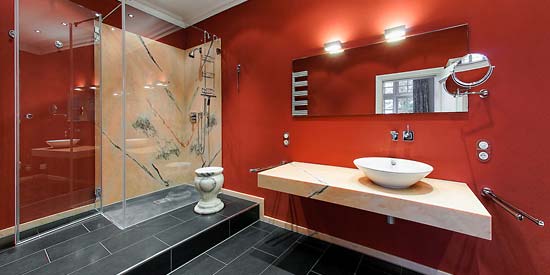 Badezimmer mit edlem Marmor in einer Villa in Hamburg-Blankenese.