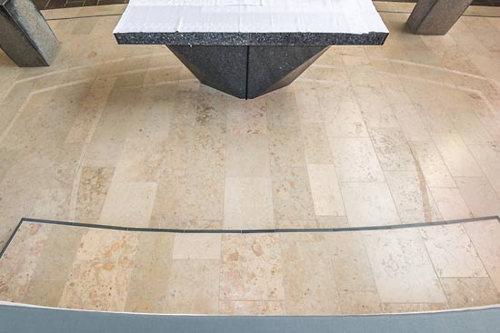 Blick auf den Altar mit Natursteinboden. In den Norrvange Boden haben wir Streifen aufgestockt, die den Aufbau des alten Altars wiedergeben – eine Aufgabe des Amtes für Denkmalschutz.