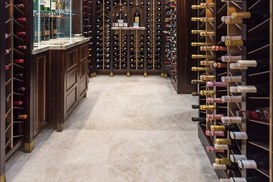 Naica Quarz auch für den kühlen Bodenbelag des Weinkellers.