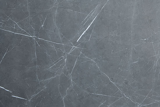 FLORIM stone Keramik Marble Gray. Ein Keramikmaterial in mittelgrauer Marmoroptik mit feinen weißen Adern.