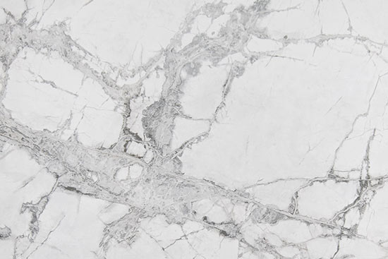 FLORIM stone Keramik Marble White. Keramiktafeln in Marmoroptik mit weißem Grundton und feinen bis kräftigen hell- bis dunkelgrauen Adern.