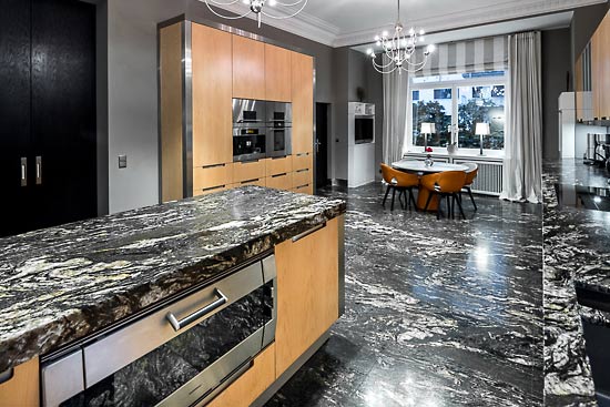 Der Granit Black Cosmic als exklusiver Bodenbelag in der Küche.