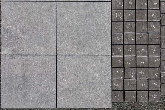 Belgisch Granit ist kein Granit sondern ein Kalkstein aus Belgien. Hier in 40 x 40 cm Formatplatten mit geflammter Oberfläche in Verbund mit Belgisch Granit Pflaster.