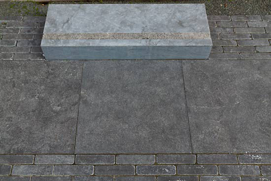 Blaustein-Formatplatten, Verlegebeispiel: Terrasse: 60 x 60 cm, antik und Pflaster in Waalformat und Blockstufe mit Antirutschstreifen.