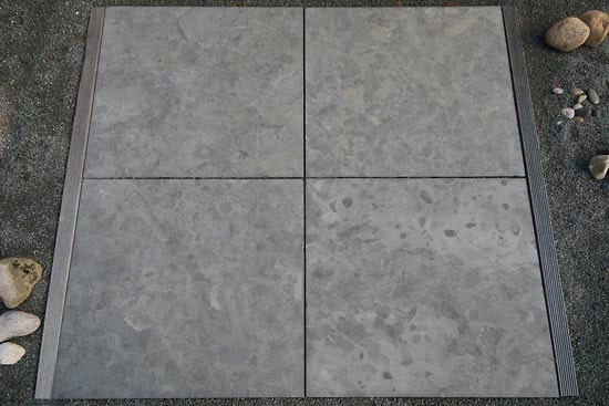 Blaustein ist ein Limestone, hier als Terrassenarrangement mit Rändern, Großformatplatte in 100 x 100 cm mit einer Stärke von 3 cm.