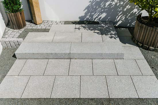 Granit Mountain White als Pflaster, Blockstufen und Formatplatten in 40 x 40 und 40 x 60 cm.