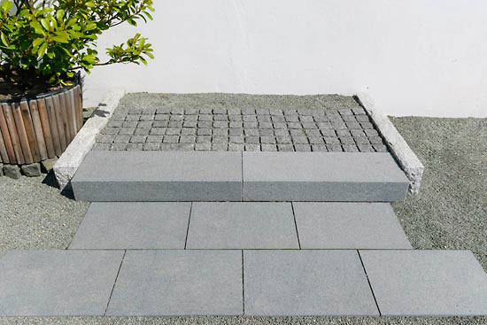 Der Granit Nanking Grau als Blockstufen, Pflaster und Formatplatten in der Größe 60 x 40 und 40 x 40 cm.