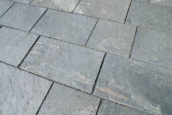 Quarzit Kavala als Bodenplatten in freien Längen bei einer Breite von 35 cm und der Stärke von 2,5 bis 4 cm mit gesägten Kanten.