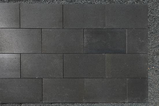 Thane als Natursteinbodenplatten in der Größe von 60 x 40 x 3 mit gesägten Kanten in der Oberfläche „Velvet“