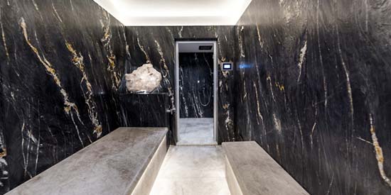 Spa-Bereich in einer Villa in Hamburg mit Marmor und Granit