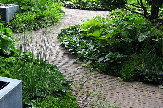 Tonpflasterklinker – Ancienne Belgique, Lava, Chelsea Flower Garden Show, London – Besucher in großer Garten- und Landschaftsbau-Ausstellung.